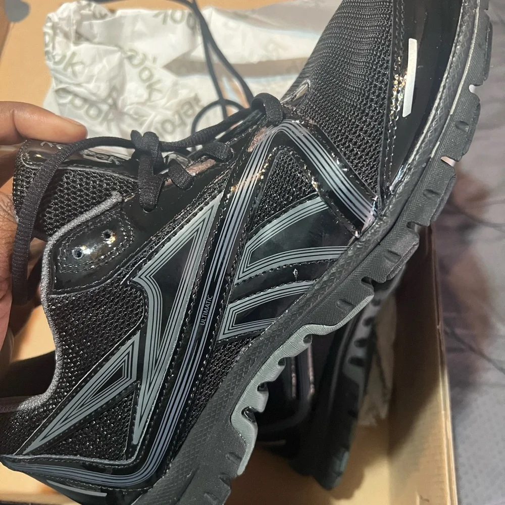 Women Reebok size 11 - Picture 2 of 4